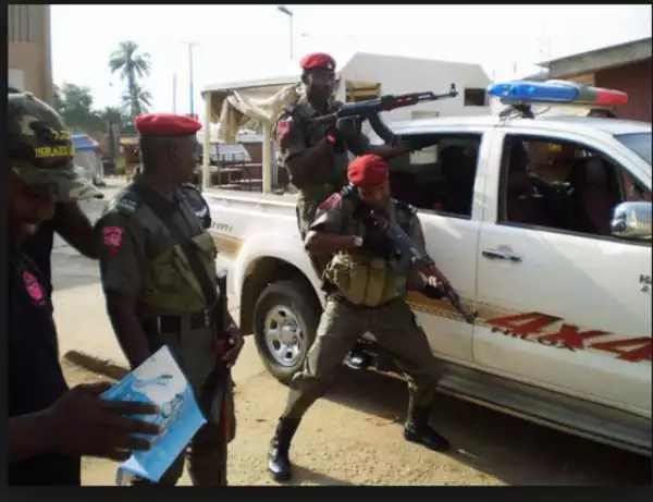 Group Of Men Pretending To Be SARS Nabbed At Ikorodu (Photo)